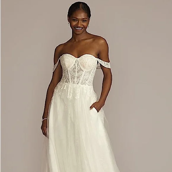 HOST PICK ✨ Floral Appliqué Corset Bodice Wedding Gown 🤍 - Picture 1 of 17